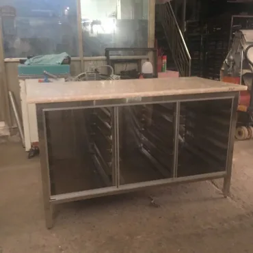 Bàn làm bánh Kiến An